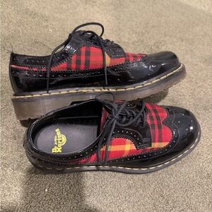 Dr. Martens Marines Black and Red Plaid Oxfords Wsz9US